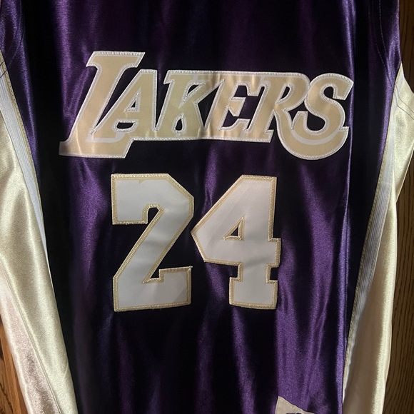Mitchell & Ness HOF #24 Kobe Bryant Los Angeles Lakers 1996-2016 - Picture 3 of 6